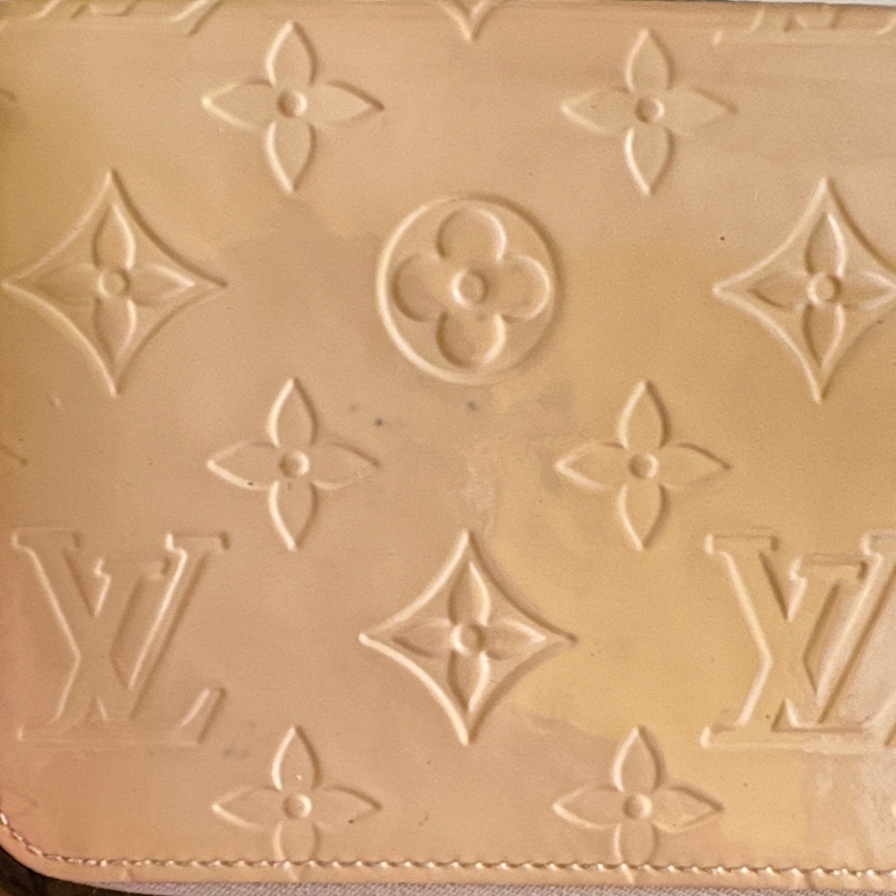 Authentic Louis Vuitton Beige Vernis Monogram Wallet - Picture 5 of 14